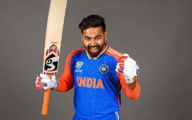 Rishabh Pant celebrating his record IPL contract