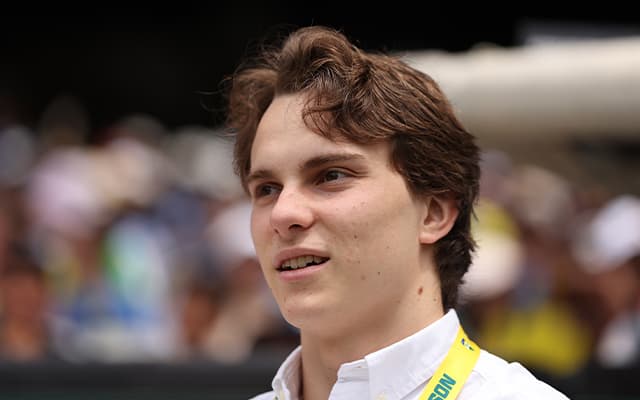 Watch: F1 driver Oscar Piastri attends Boxing Day Test at MCG, drives buggy camera