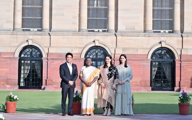 Sachin Tendulkar and family meet President Droupadi Murmu at Rashtrapati Bhavan