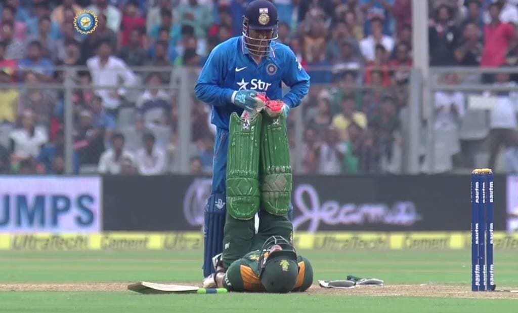 MS Dhoni comes out to help a struggling Faf du Plessis