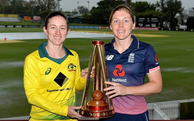 Rachael Haynes of Australia and Heather Knight of England